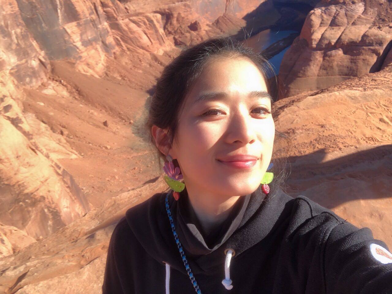 专注的绿草