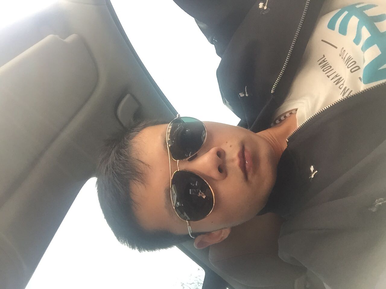 外向的百褶裙